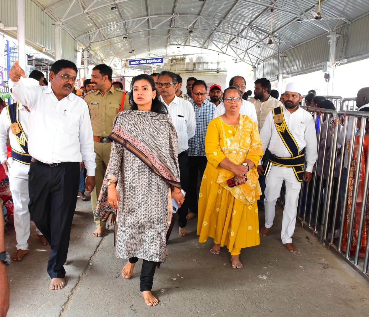 భక్తులకు సాఫీగా దర్శనం అయ్యేలా ఏర్పాట్లు చేయాలి  ఇంచార్జి కలెక్టర్ గరిమ అగ్రవాల్